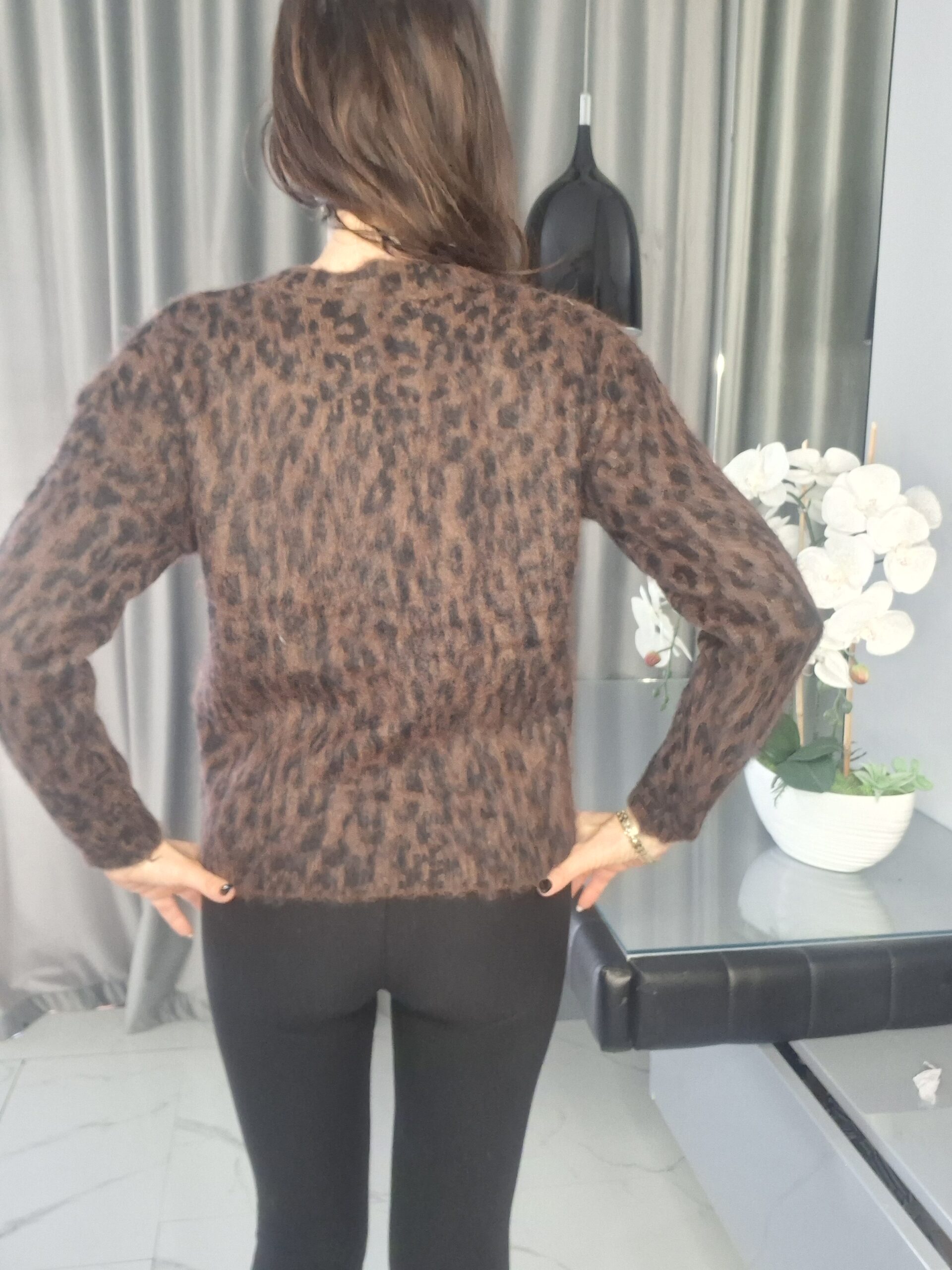 Puszysty moherowy sweterek w panterkę – Brązowo-czarny (One Size: S–XL) - obrazek 5
