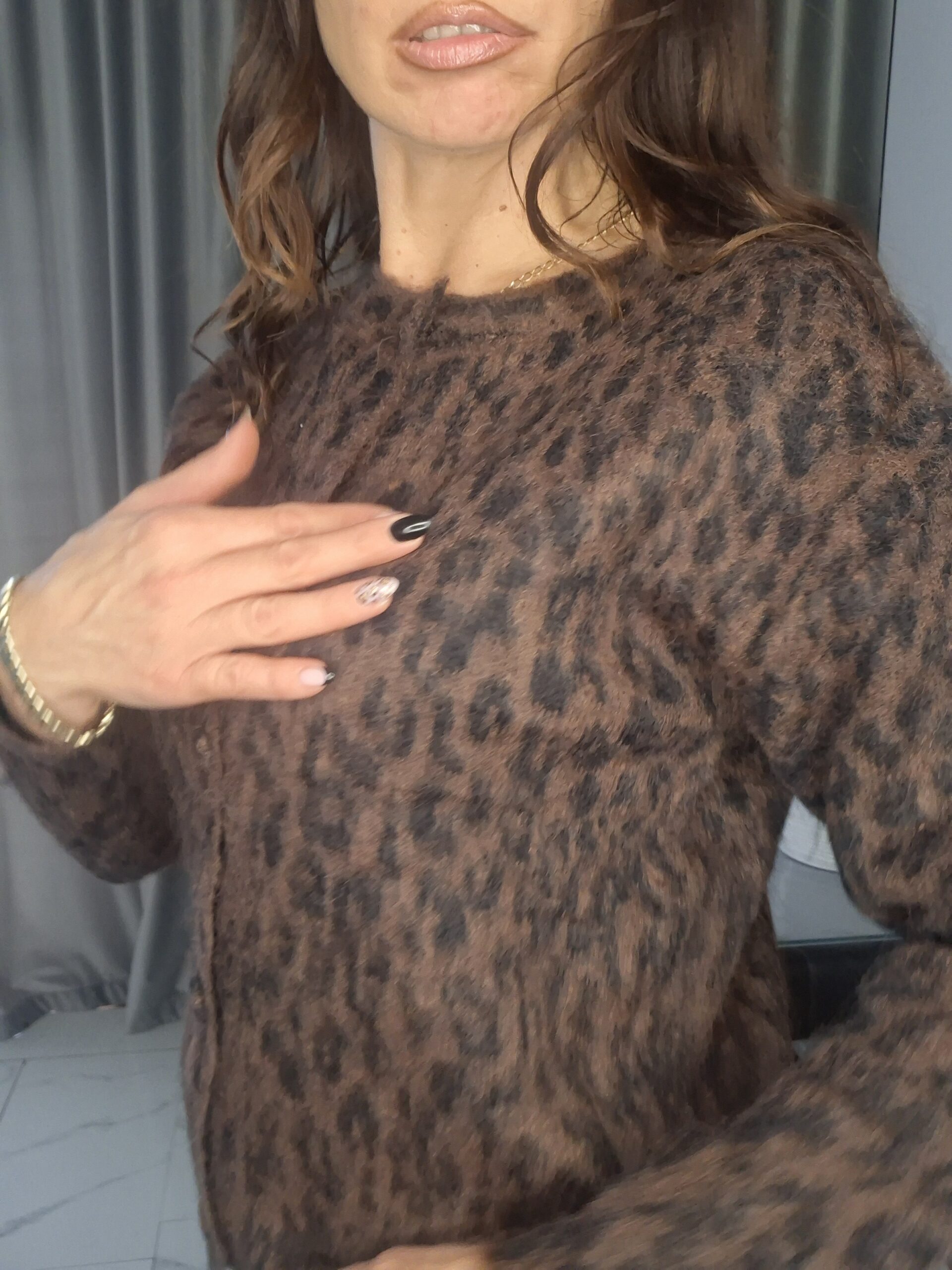 Puszysty moherowy sweterek w panterkę – Brązowo-czarny (One Size: S–XL) - obrazek 4